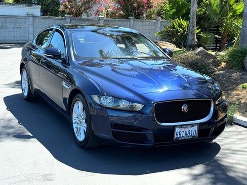 Used 2018 Jaguar XE Premium image 4