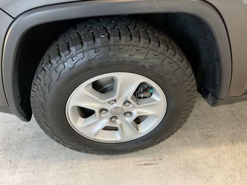 Used 2017 Jeep Grand Cherokee Laredo w/ Quick Order Package 23E image 10