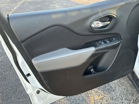 Used 2014 Jeep Cherokee Sport image 16