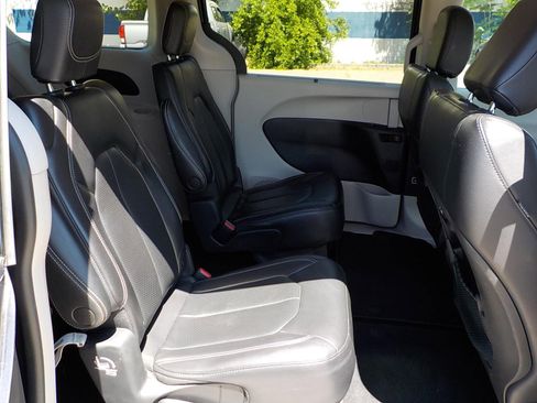 Used 2022 Chrysler Pacifica Touring-L image 13