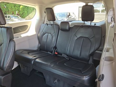 Used 2023 Chrysler Pacifica Touring-L FWD image 10