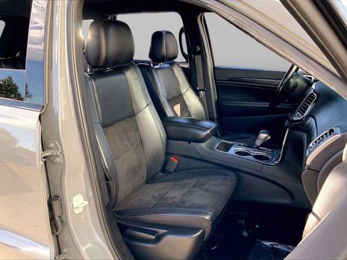 Used 2019 Jeep Grand Cherokee Altitude AWD/4WD image 8