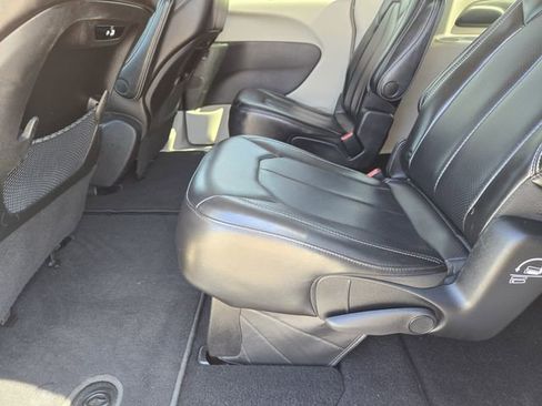 Used 2023 Chrysler Pacifica Touring-L FWD image 30