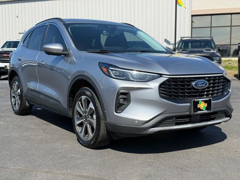 Used 2024 Ford Escape Platinum AWD/4WD image 2