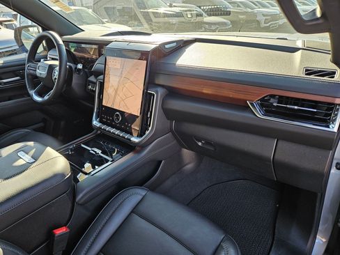 Used 2025 GMC Yukon Denali AWD/4WD image 34