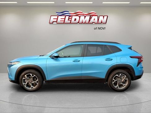 Used 2025 Chevrolet Trax LT w/ Sunroof Package FWD image 2