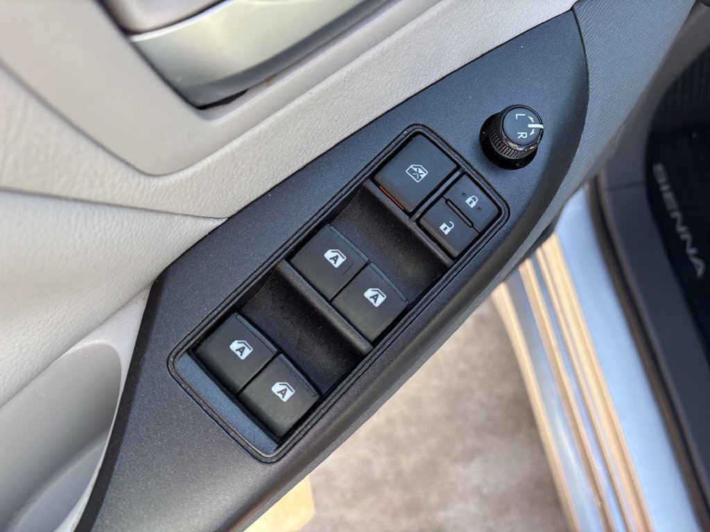 Used 2020 Toyota Sienna LE FWD image 11
