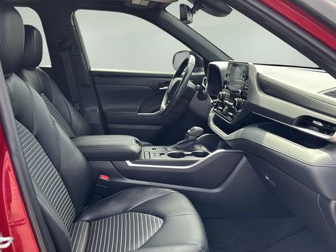 Used 2022 Toyota Highlander XSE FWD image 10