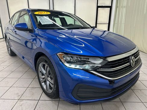 Used 2023 Volkswagen Jetta SE image 2