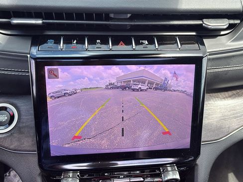 Used 2023 Jeep Grand Cherokee Overland w/ Luxury Tech Group IV AWD/4WD image 24