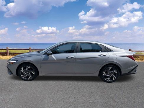 Used 2025 Hyundai Elantra SEL FWD image 5