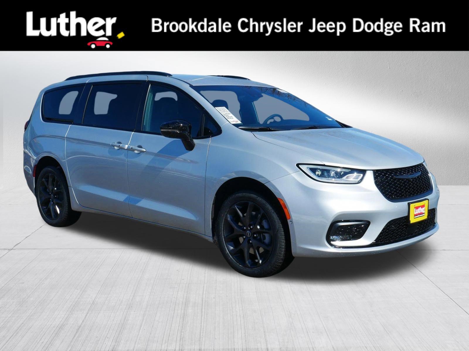 New 2026 Chrysler Pacifica Select AWD/4WD image 1