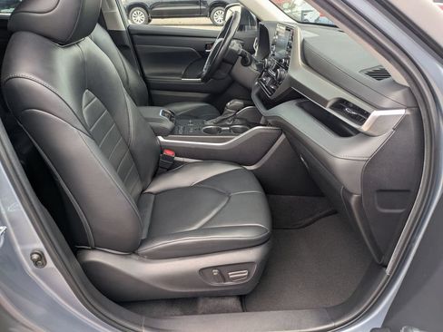 Used 2022 Toyota Highlander XLE FWD image 28