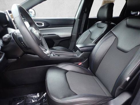 Used 2024 Jeep Compass Latitude AWD/4WD image 11