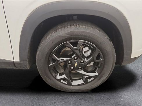 Used 2025 Chevrolet Trax LT w/ LT Convenience Package image 18