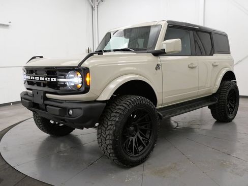 Used 2025 Ford Bronco Outer Banks AWD/4WD image 3