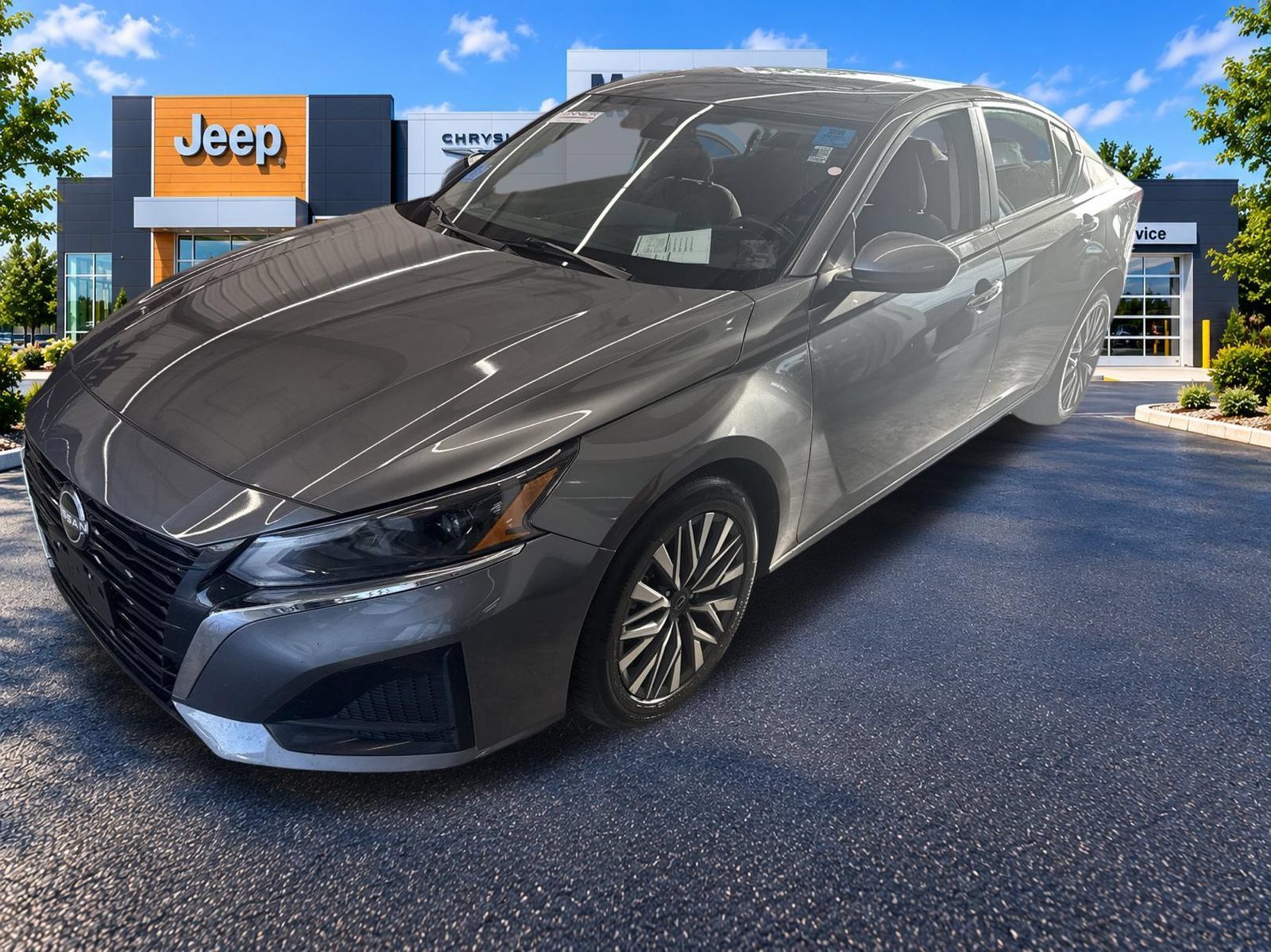 Used 2023 Nissan Altima 2.5 SV w/ SV Premium Package FWD image 2