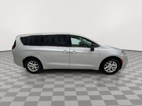 Used 2024 Chrysler Pacifica Touring-L image 12