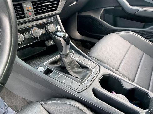 Used 2024 Volkswagen Jetta SE FWD image 19