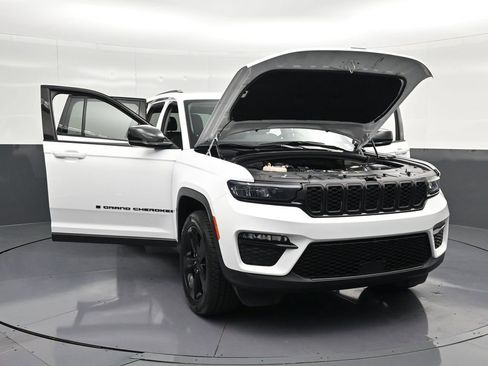 Used 2024 Jeep Grand Cherokee Limited w/ Black Appearance Package AWD/4WD image 37