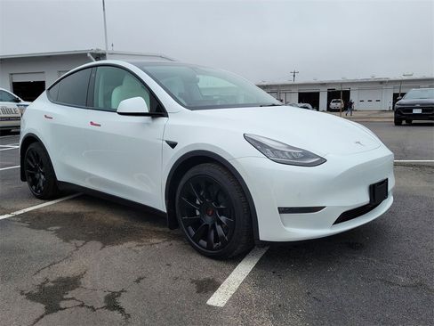 Used 2021 Tesla Model Y Long Range image 16