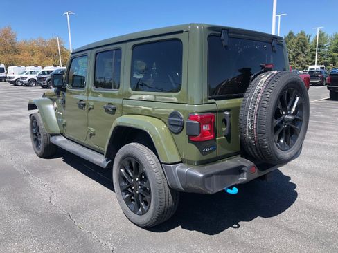 Used 2021 Jeep Wrangler Unlimited Sahara w/ Cold Weather Group image 3