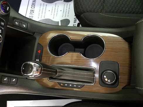 Used 2019 GMC Acadia SLE image 17