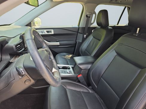 Used 2022 Ford Explorer Limited w/ Equipment Group 301A AWD/4WD image 11