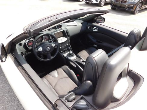 Used 2016 Nissan 370Z Touring RWD image 8