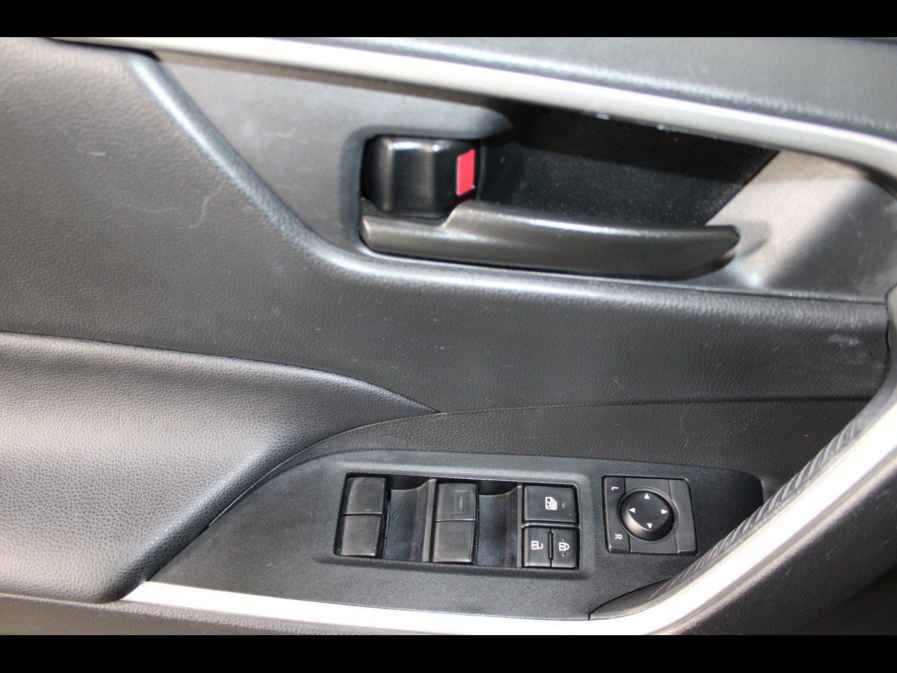Used 2020 Toyota RAV4 LE w/ Carpet Mat Package AWD/4WD image 18
