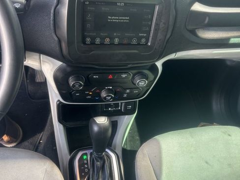 Used 2018 Jeep Renegade Latitude FWD image 3