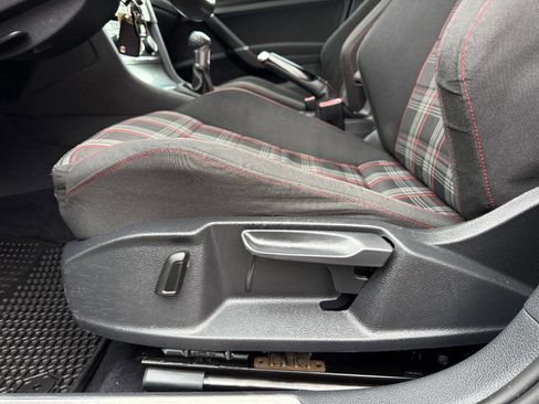 Used 2015 Volkswagen Golf 4-Door image 16