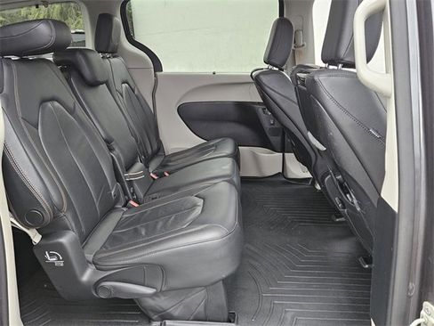 Used 2020 Chrysler Pacifica Touring-L Plus w/ Advanced Safetytec Group image 17