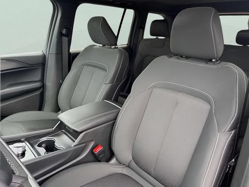 Used 2025 Jeep Grand Cherokee Laredo X RWD image 14