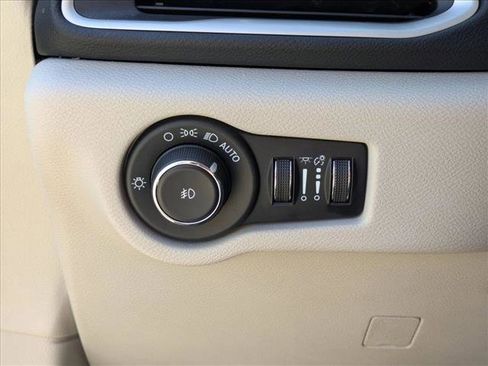 Used 2023 Chrysler Pacifica Touring-L image 10