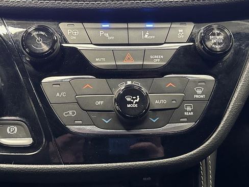 Used 2022 Chrysler Pacifica Limited w/ Uconnect Theater Family Group image 21