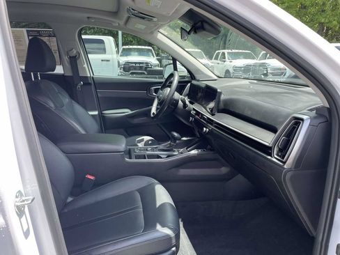 Used 2025 Kia Sorento EX w/ Panoramic Sunroof Package FWD image 15