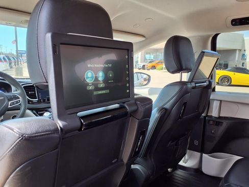 Certified 2022 Chrysler Pacifica Touring-L w/ Uconnect Theater Family Group image 22