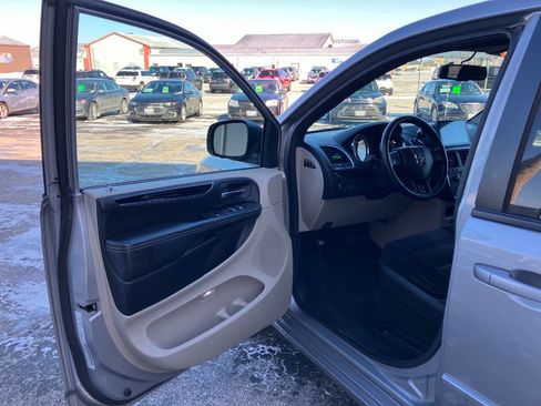 Used 2016 Dodge Grand Caravan SE image 8