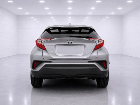 Used 2019 Toyota C-HR XLE FWD image 4