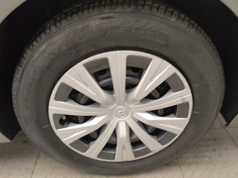 Used 2018 Toyota Camry LE image 31