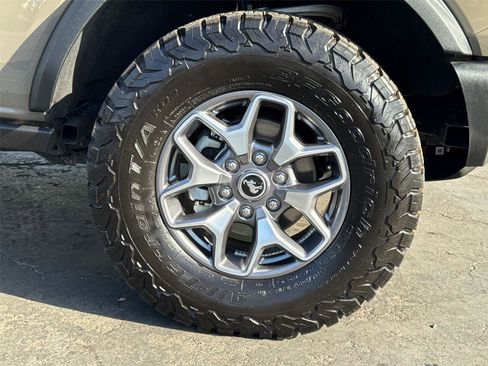 Used 2025 Ford Bronco Badlands image 6