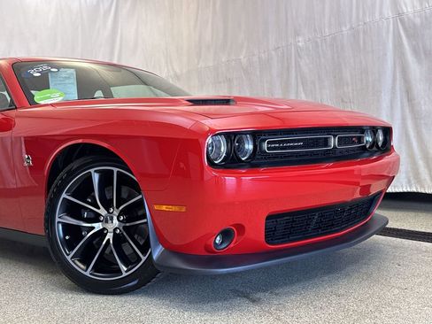 Used 2015 Dodge Challenger R/T Scat Pack RWD image 2