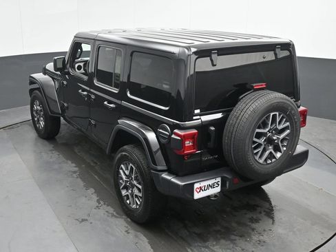 Used 2025 Jeep Wrangler Unlimited Sahara AWD/4WD image 38