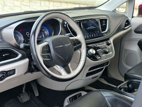 Used 2018 Chrysler Pacifica Limited FWD image 7