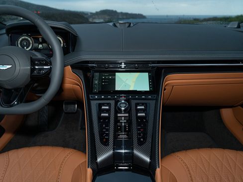 Used 2025 Aston Martin DB12 Coupe image 19