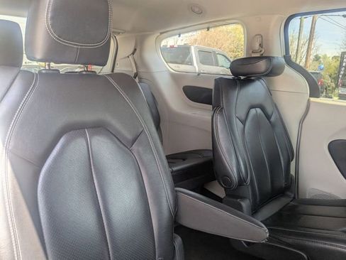 Used 2022 Chrysler Pacifica Touring-L image 28