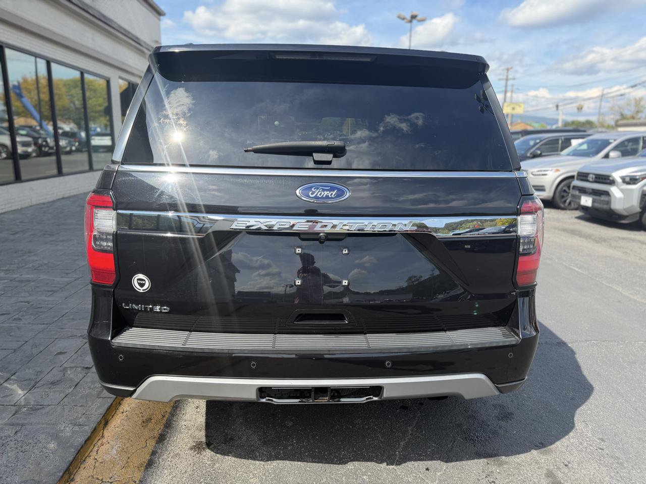 Used 2019 Ford Expedition Limited w/ Driver Assistance Package RWD image 8