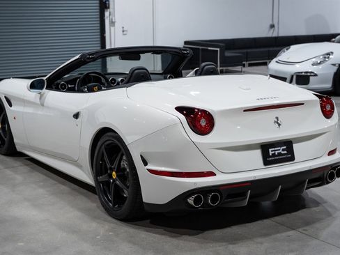 Used 2016 Ferrari California T RWD image 4