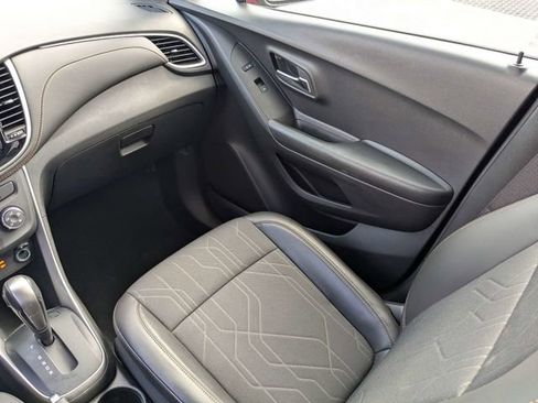 Used 2022 Chevrolet Trax LT w/ LT Convenience Package image 19